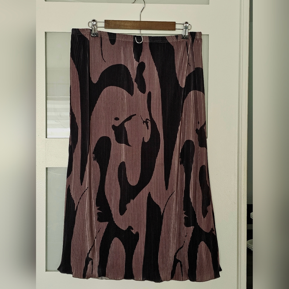 105. Elegant Black and Brown Pleated Skirt
